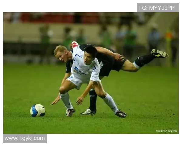 足球明星的过人绝技揭秘：如何在赛场上轻松突破防线与对手较量